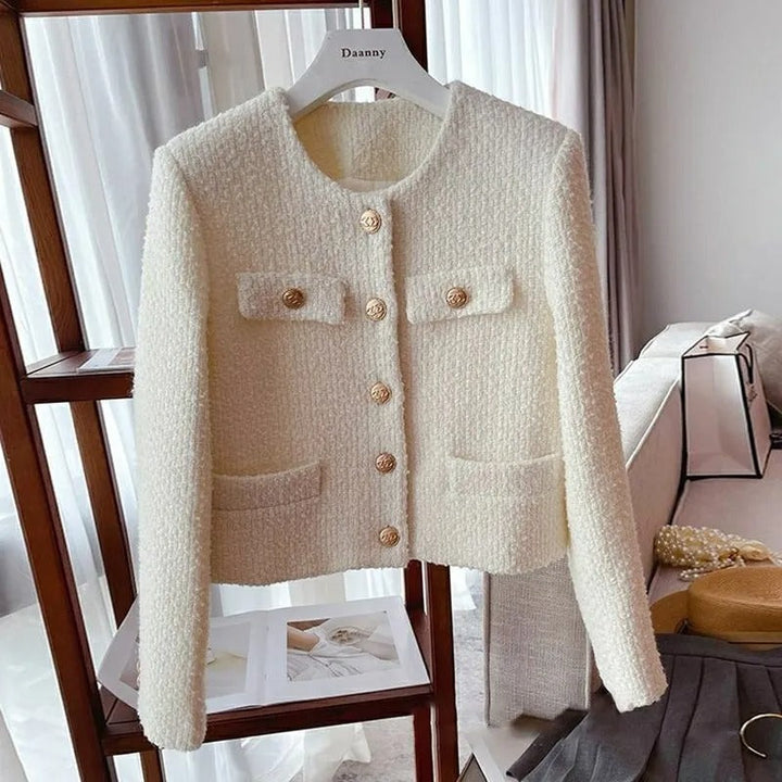 Veste courte pour femme en tissu bouclé avec design classique et boutons bijoux - Noelle