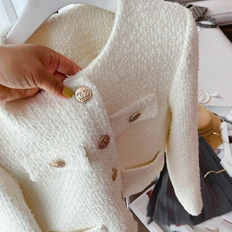 Veste courte pour femme en tissu bouclé avec design classique et boutons bijoux - Noelle