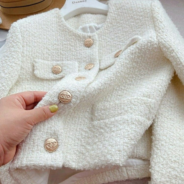 Veste courte pour femme en tissu bouclé avec design classique et boutons bijoux - Noelle