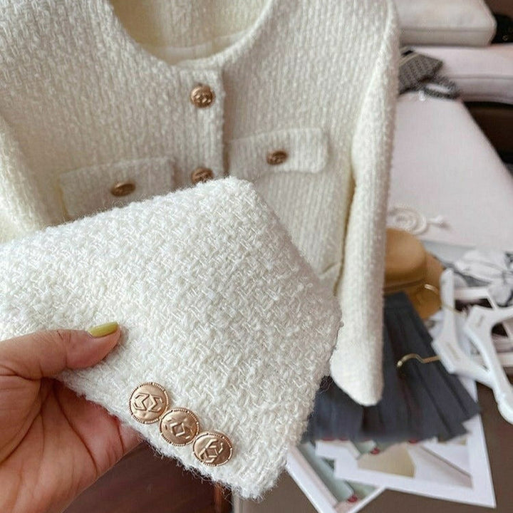 Veste courte pour femme en tissu bouclé avec design classique et boutons bijoux - Noelle