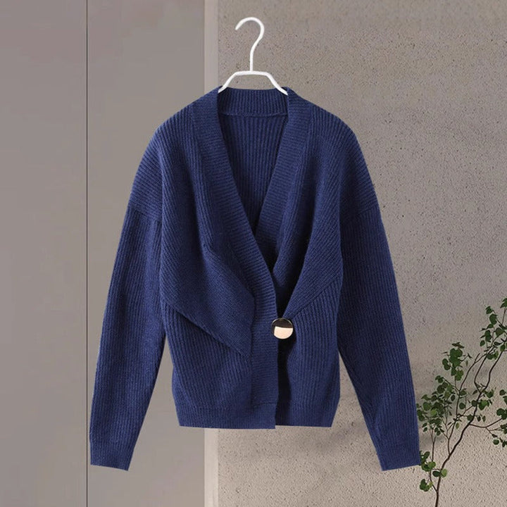 Cardigan structuré en maille pour femme avec bouton doré croisé, style sophistiqué - Ysaline