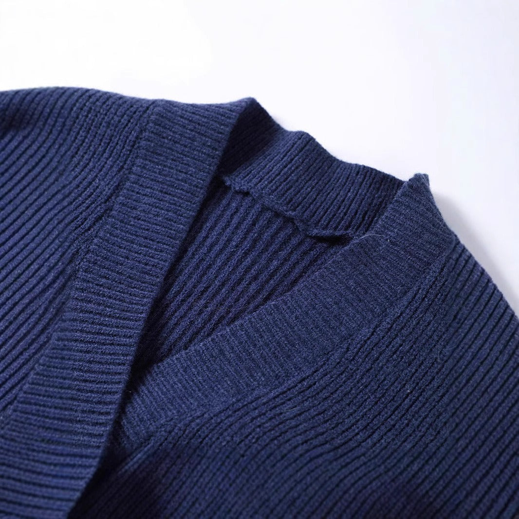 Cardigan structuré en maille pour femme avec bouton doré croisé, style sophistiqué - Ysaline