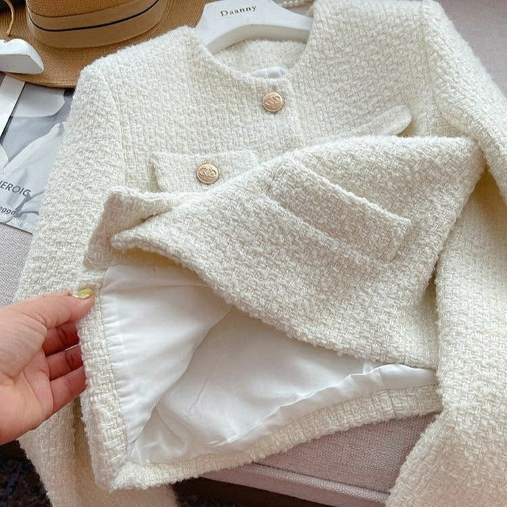 Veste courte pour femme en tissu bouclé avec design classique et boutons bijoux - Noelle