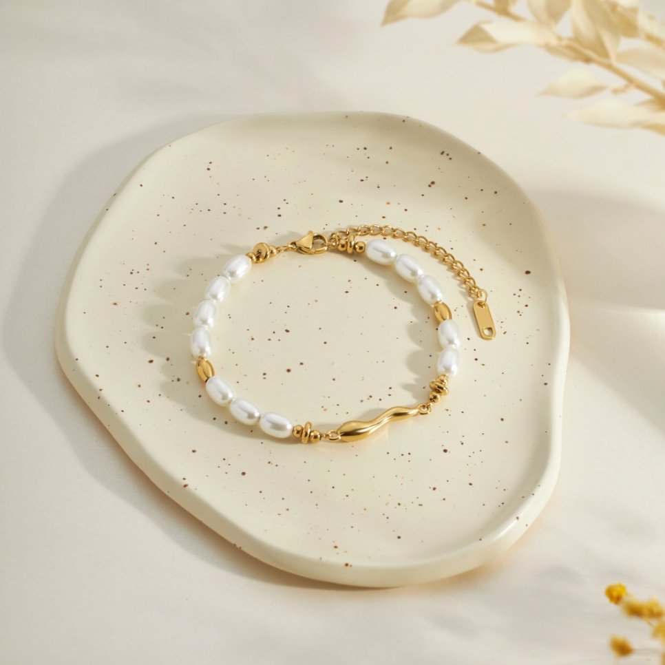Bracelet avec perles naturelles et détails en métal poli - Undine